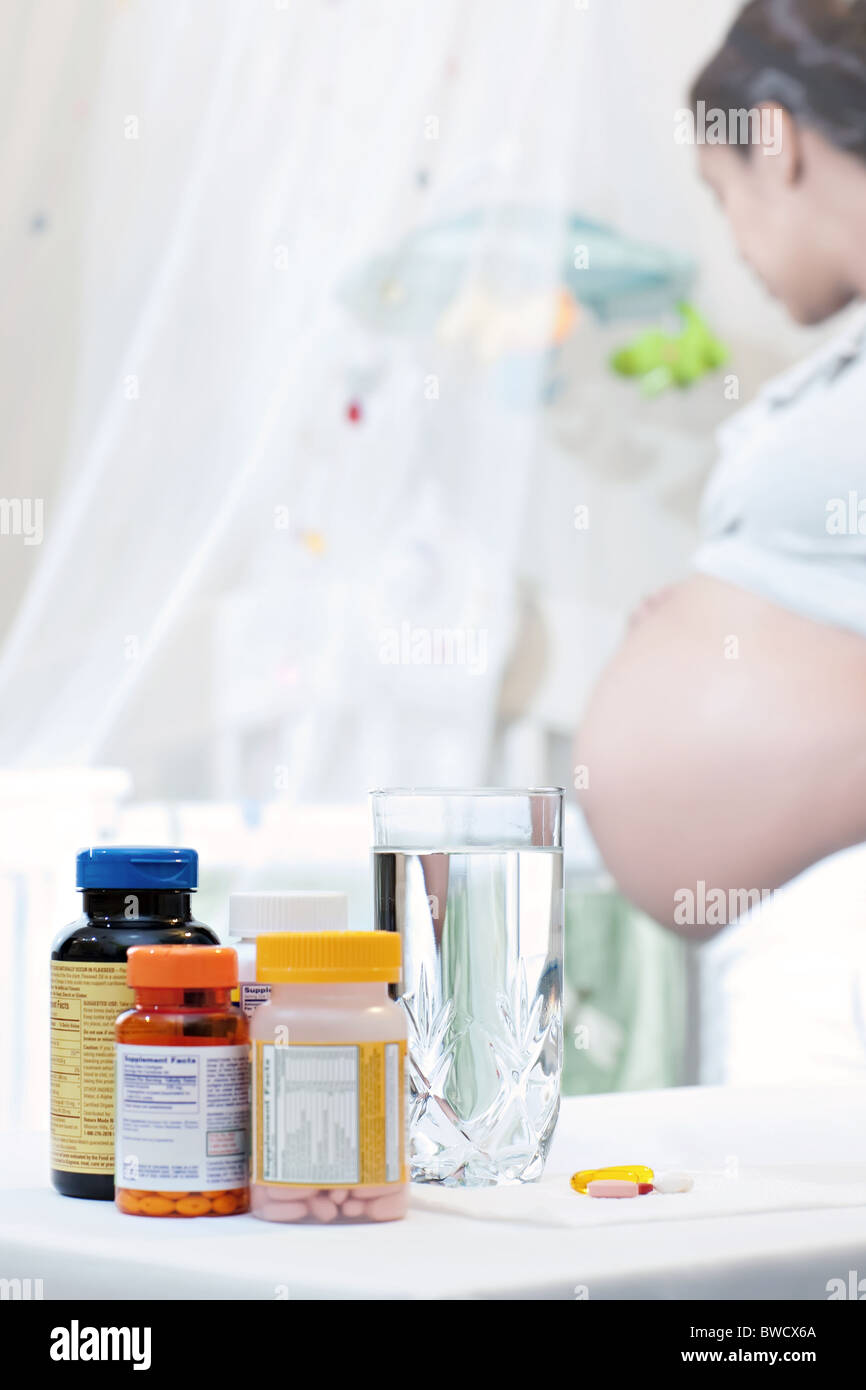 Schwangere Mutter mit Vitaminen im Kindergarten eine vorgeburtliche Stockfoto