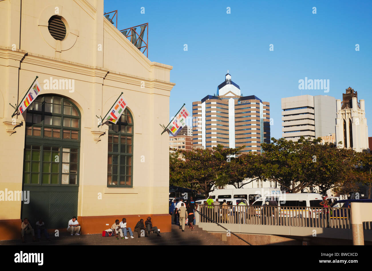 Das Workshop-Einkaufszentrum mit Innenstadt von Wolkenkratzern im Hintergrund, Durban, KwaZulu-Natal, Südafrika Stockfoto