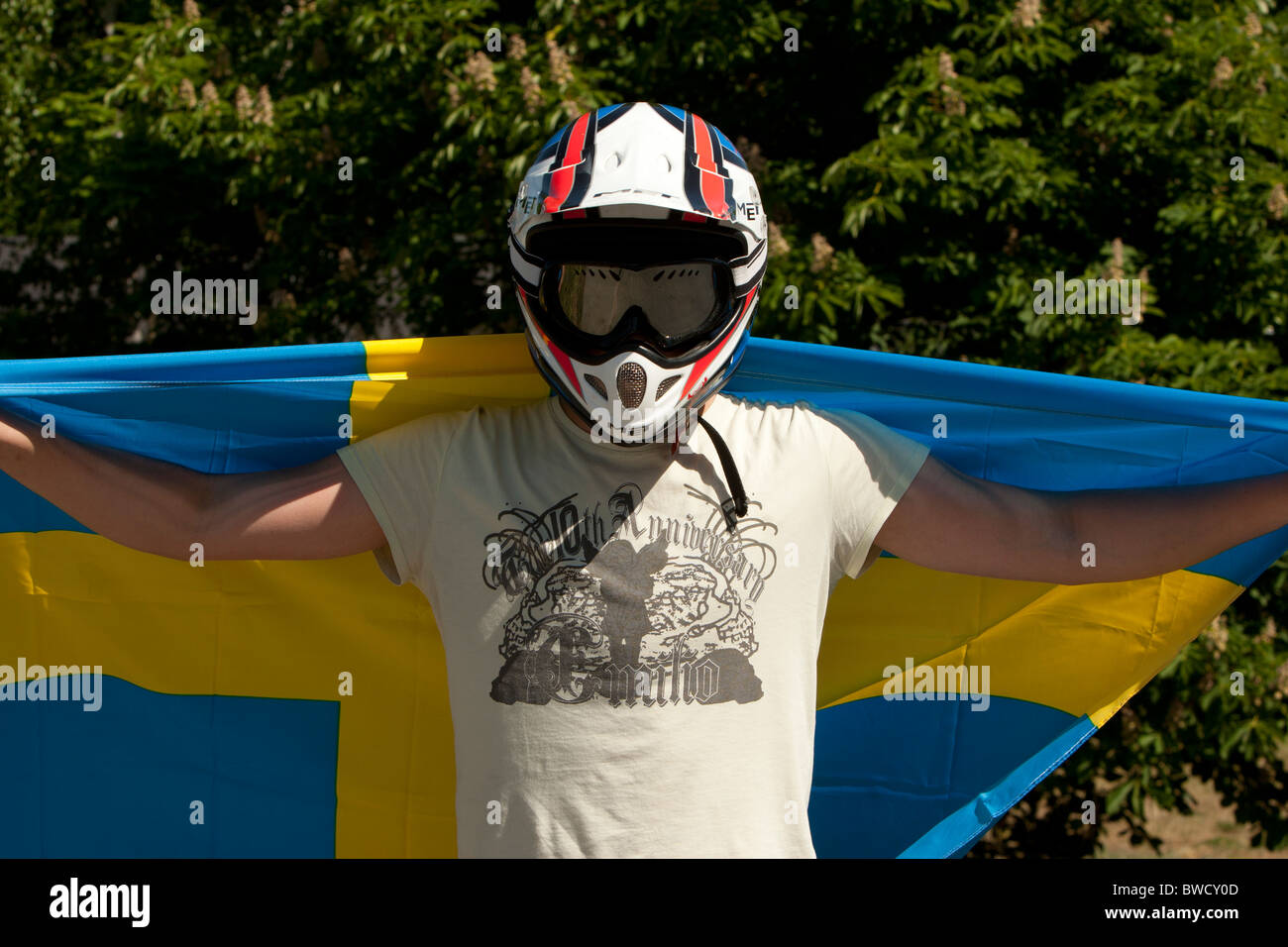 Jugend mit Helm und schwedische Flagge Stockfoto