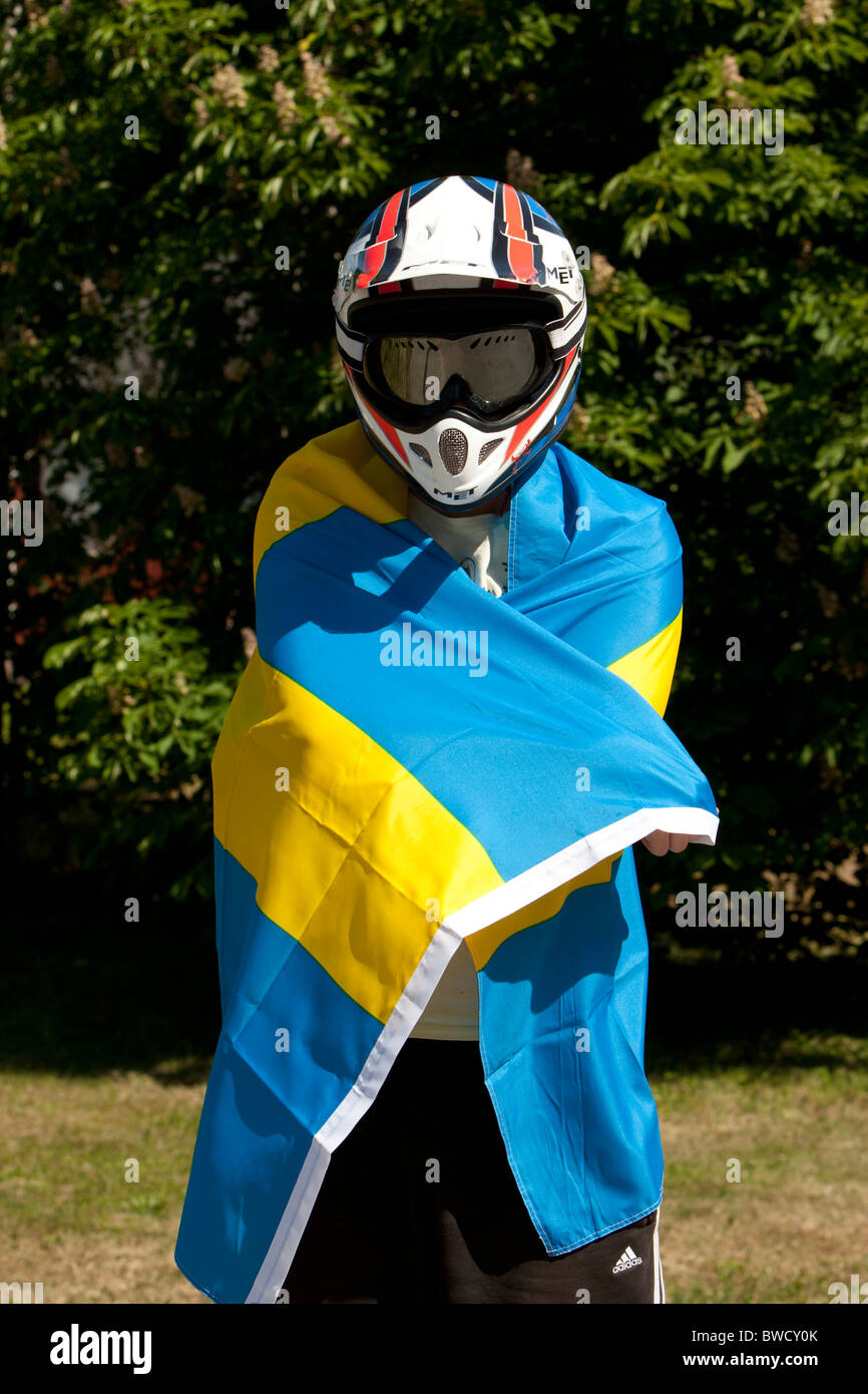 Jugend mit Helm und schwedische Flagge Stockfoto