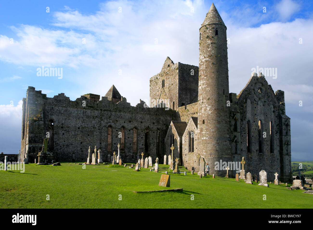 Kathedrale (1235-1270) und der Runde Turm (c. 1100), Tipperary, Rock of Cashel, Irland Stockfoto