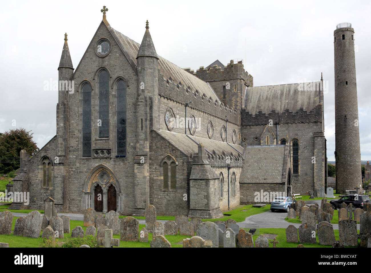 St. Cannech Kathedrale (1202-1285) und Rundturm (12. Jh.), Kilkenny, Irland Stockfoto