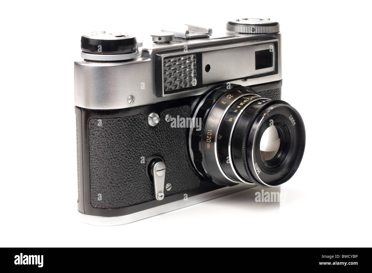 Alte schwarze silberne Kamera auf weißem Hintergrund Stockfoto