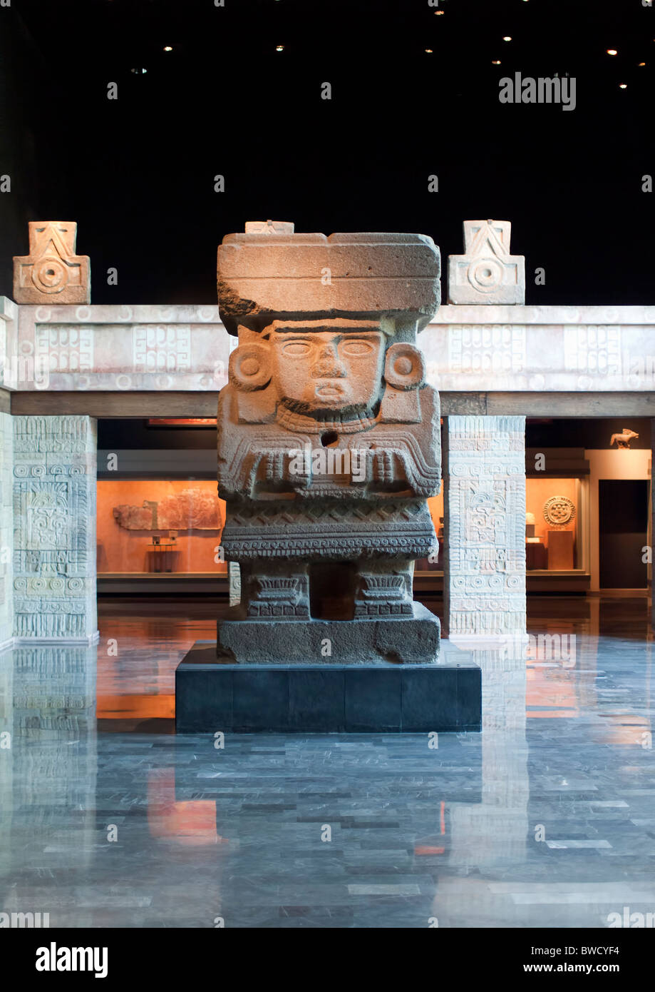 Aztekische Statue des Gottes im Inneren des Nationalmuseum für Anthropologie in Mexiko-Stadt Stockfoto