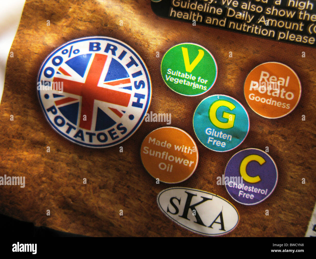 Gesundheit & Nährwertkennzeichnung auf ein Paket von Ofen-Chips mit dem britischen Logo-emblem Stockfoto