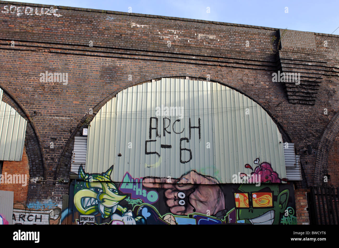 Eisenbahn-Bogen und Graffiti, Digbeth, Birmingham, England, UK Stockfoto
