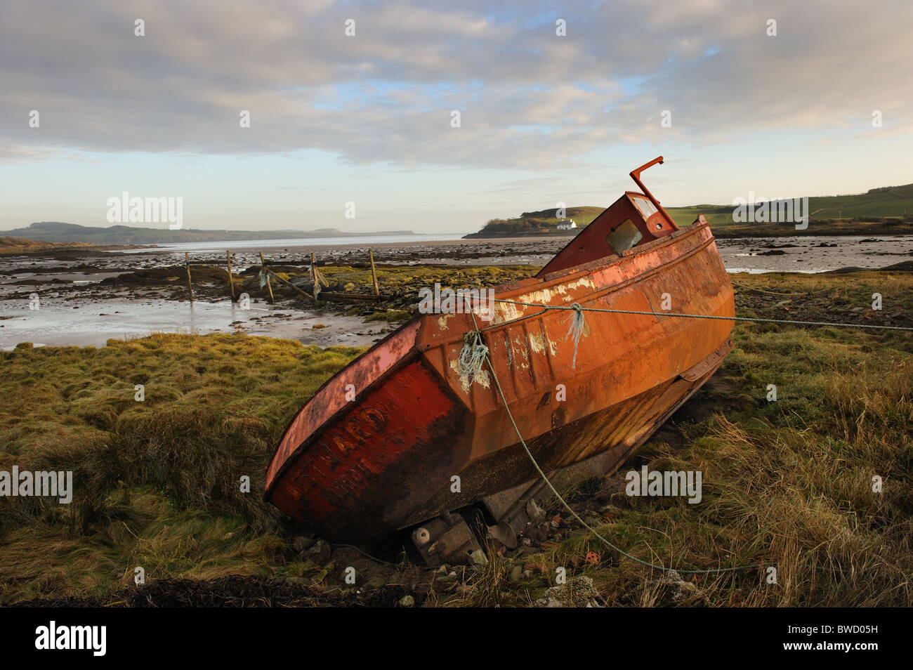 Red Fischerboot über der Flut aufgegeben, Ross Bay Kirkcudbright, SW Schottland Stockfoto