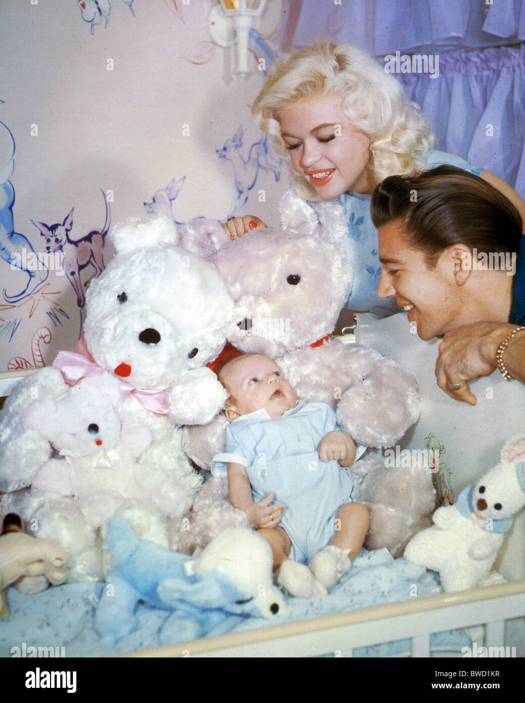 JAYNE MANSFIELD U.S. Schauspielerin mit Ehemann Mickey Hargitay und Sohn Miklos im Dezember 1958 Stockfoto