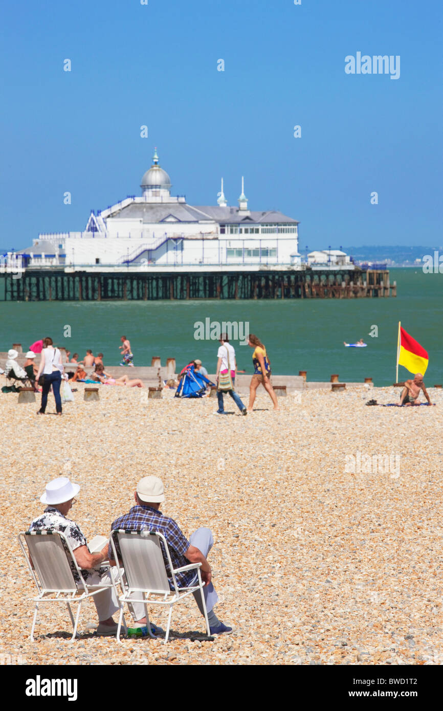 Zwei Menschen sitzen auf Stühlen am Strand; Eastbourne; East Sussex; England, Großbritannien Stockfoto