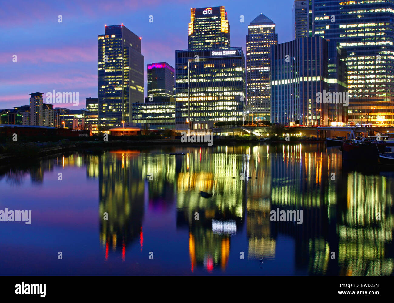 Canary Wharf angesehen in der Nacht von Blackwall Basin, London, England Stockfoto