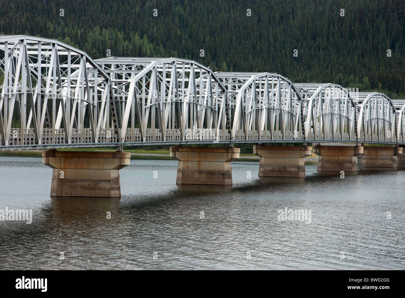 Stahlbrücke über den Fluss am Alaska Highway. Stockfoto