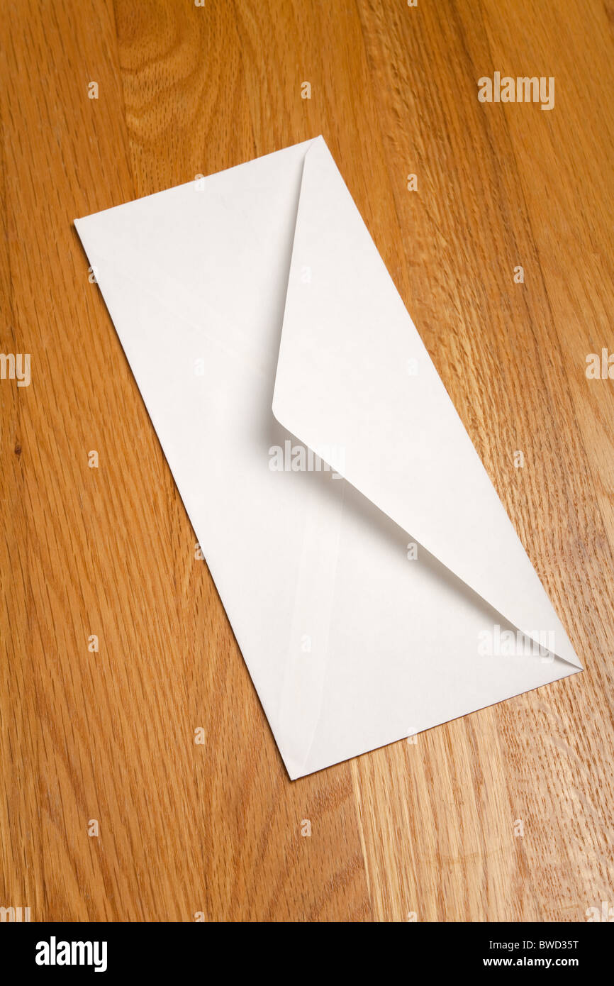 Weißen Umschlag auf Holz Tischplatte Stockfoto