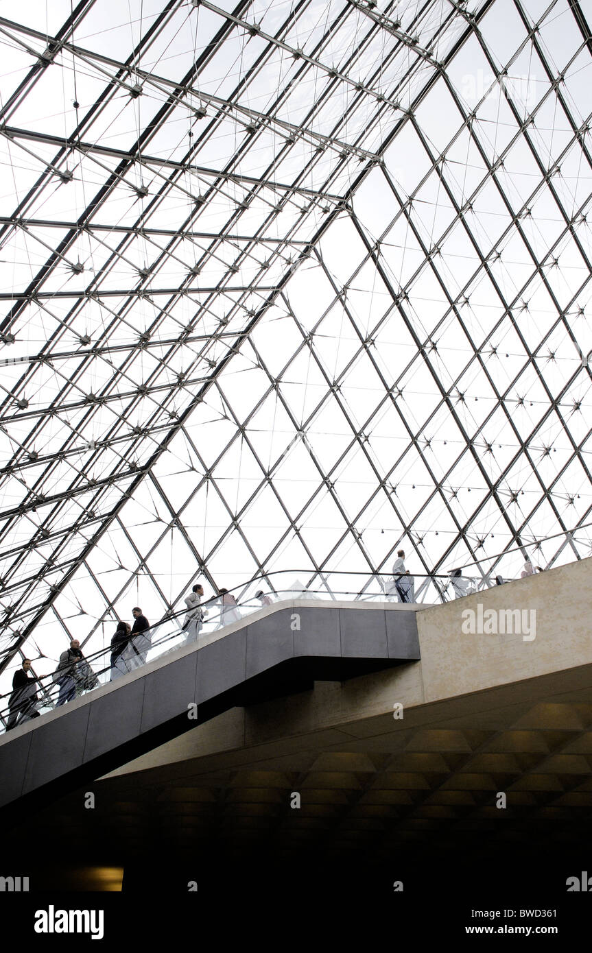 Im Museum des Louvre-Pyramide Stockfoto
