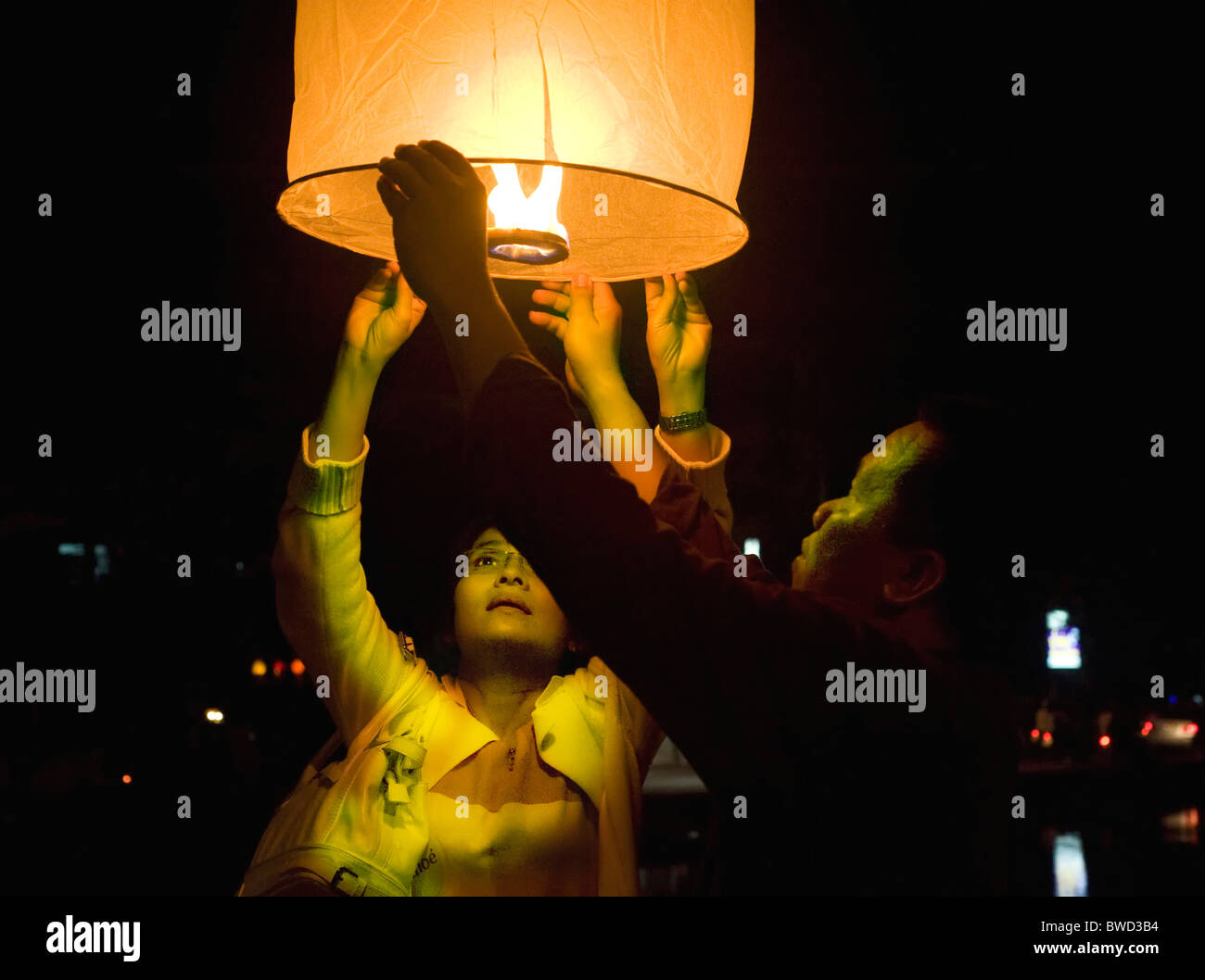 Einführung einer Krathong und Gebete zum Buddha Stockfoto