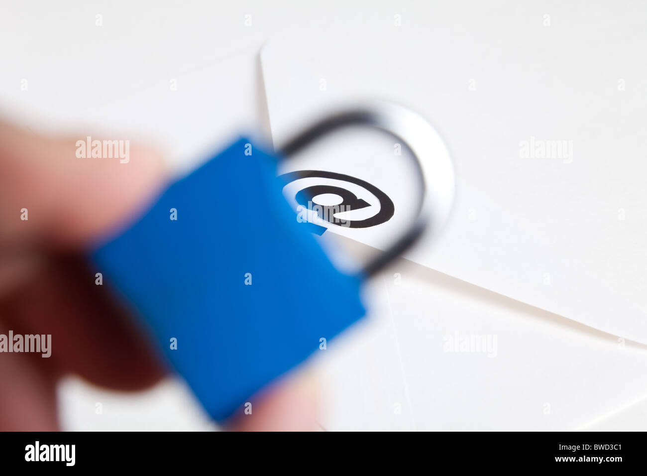 Umschlag mit @-Symbol, Konzept der e-Mail-Sicherheit Stockfoto