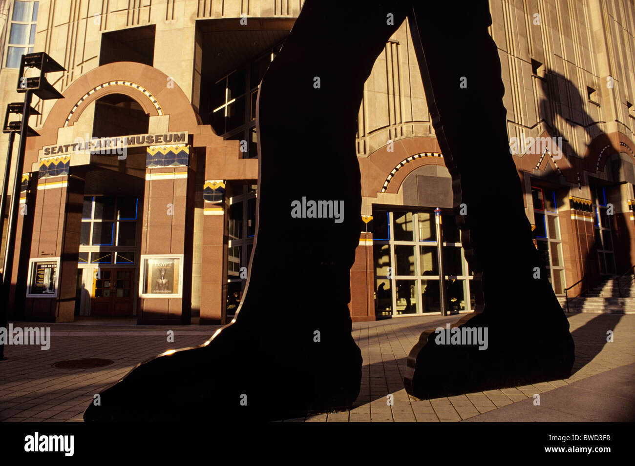 Downtown Seattle street Szene mit Hämmern Mann vor der Seattle Art Museum, Jonathan Borofsky artist Washington State Stockfoto