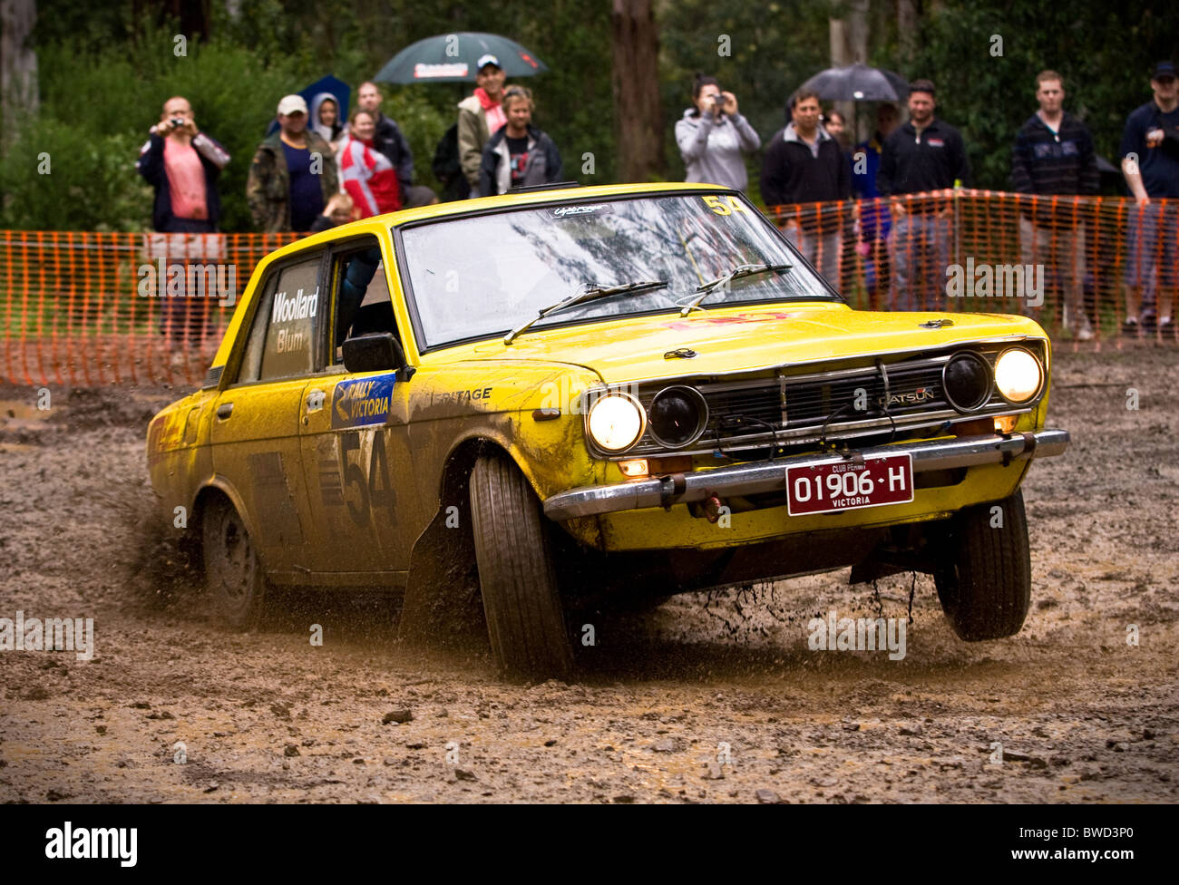 NOOJEE - NOVEMBER 13: Rowan Woollard und Gerard Blum bei Rallye Victoria, 13. November 2010, Noojee, Victoria, Australien konkurrieren. Stockfoto