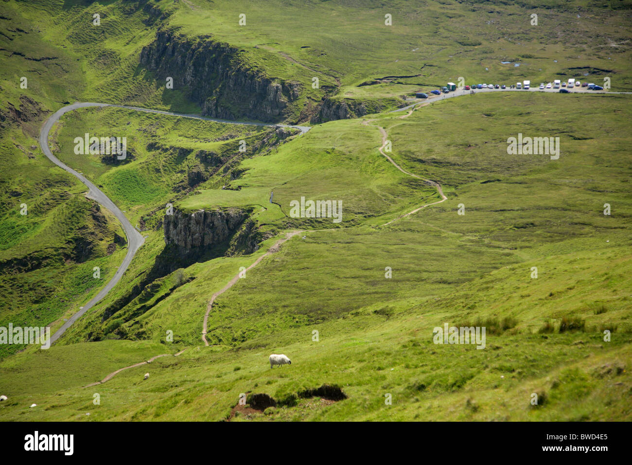 Kurven und steilen hügeligen Straße überqueren die Trotternish Ridge in der Nähe der Quiraing, Isle Of Skye, Schottland Stockfoto