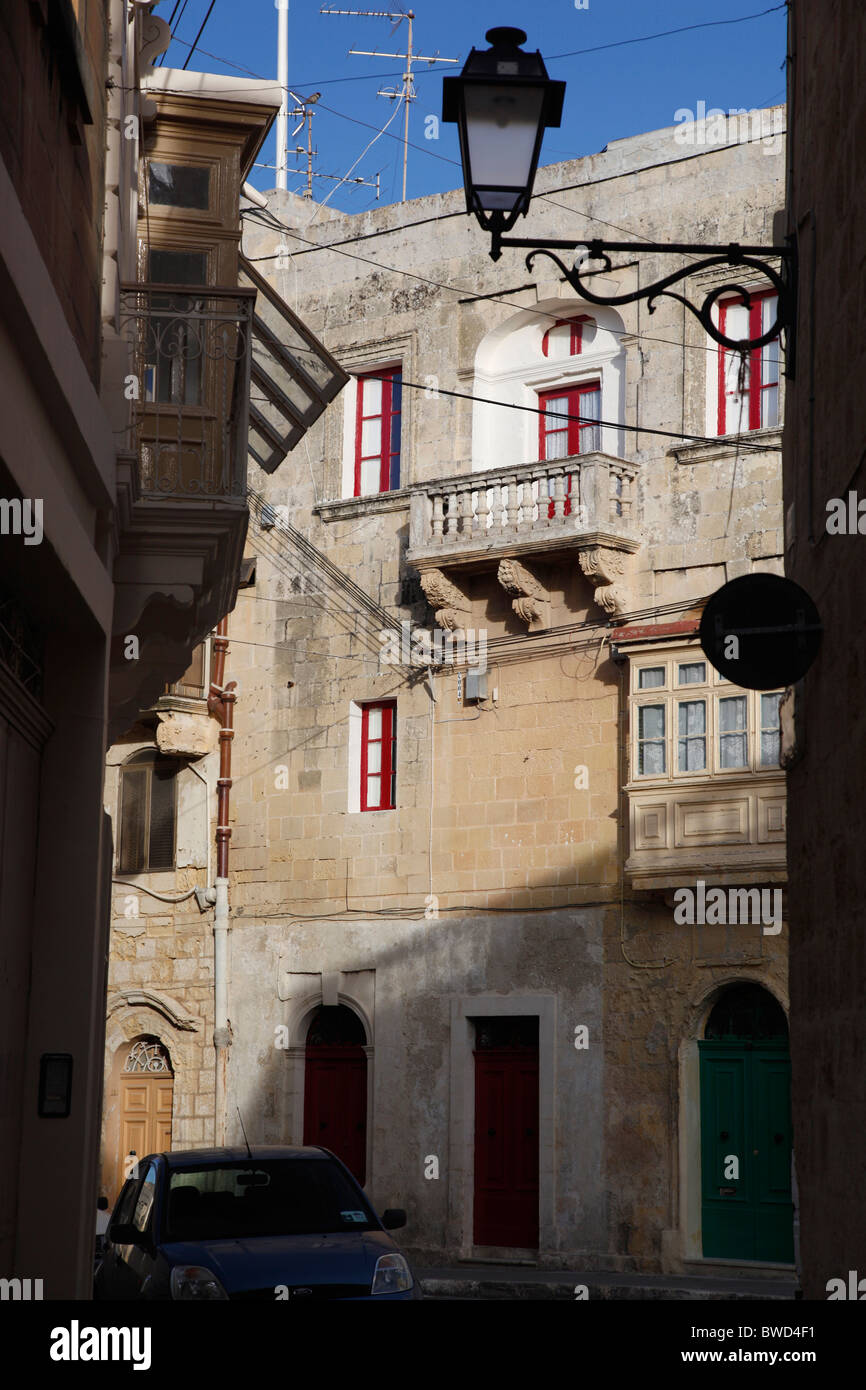 Die Fassade von einem alten barocken Stadthaus im Zentrum von Zurrieq in Malta Kern. Stockfoto