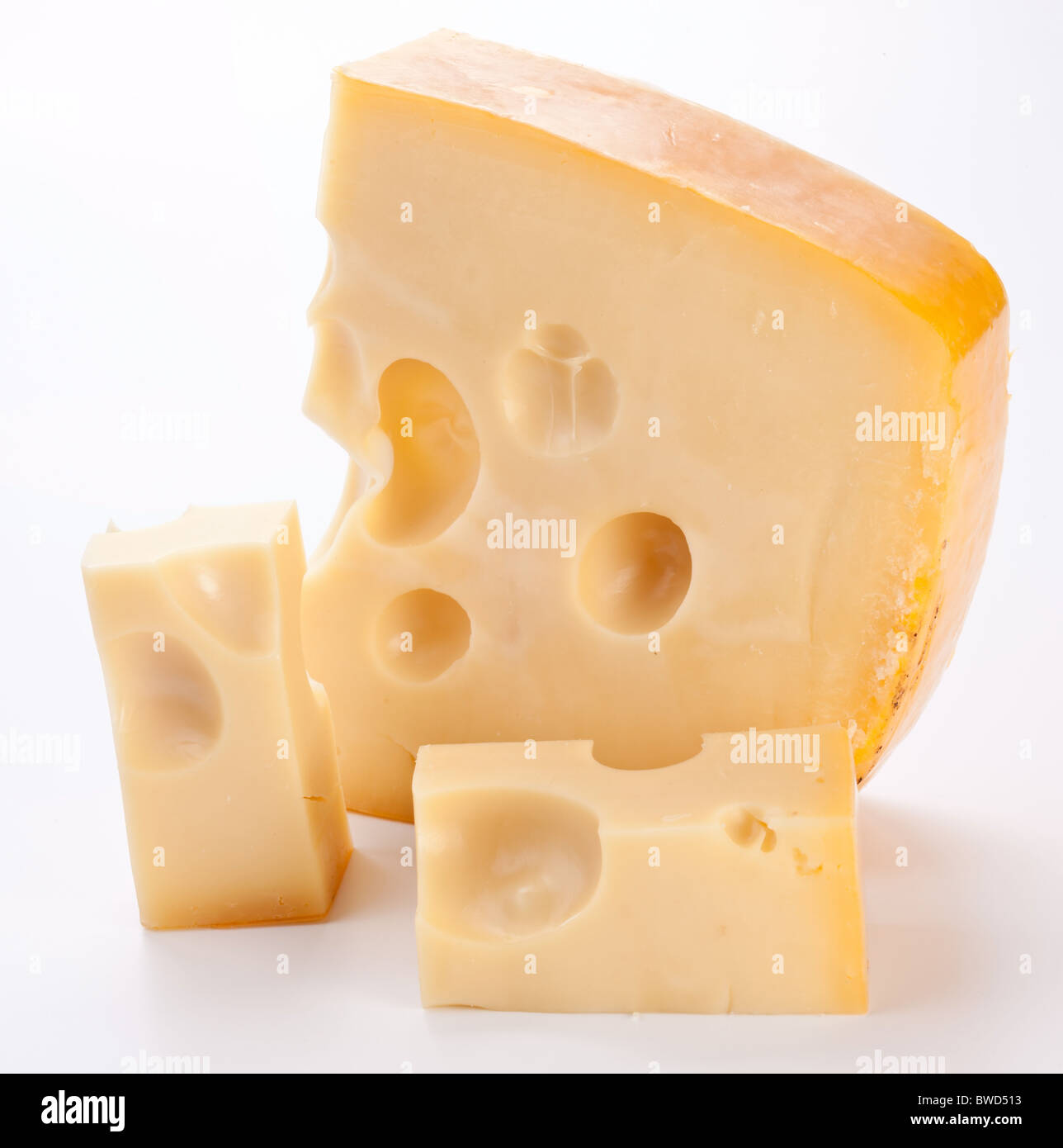 Holländischer Käse auf einem weißen Hintergrund. Stockfoto