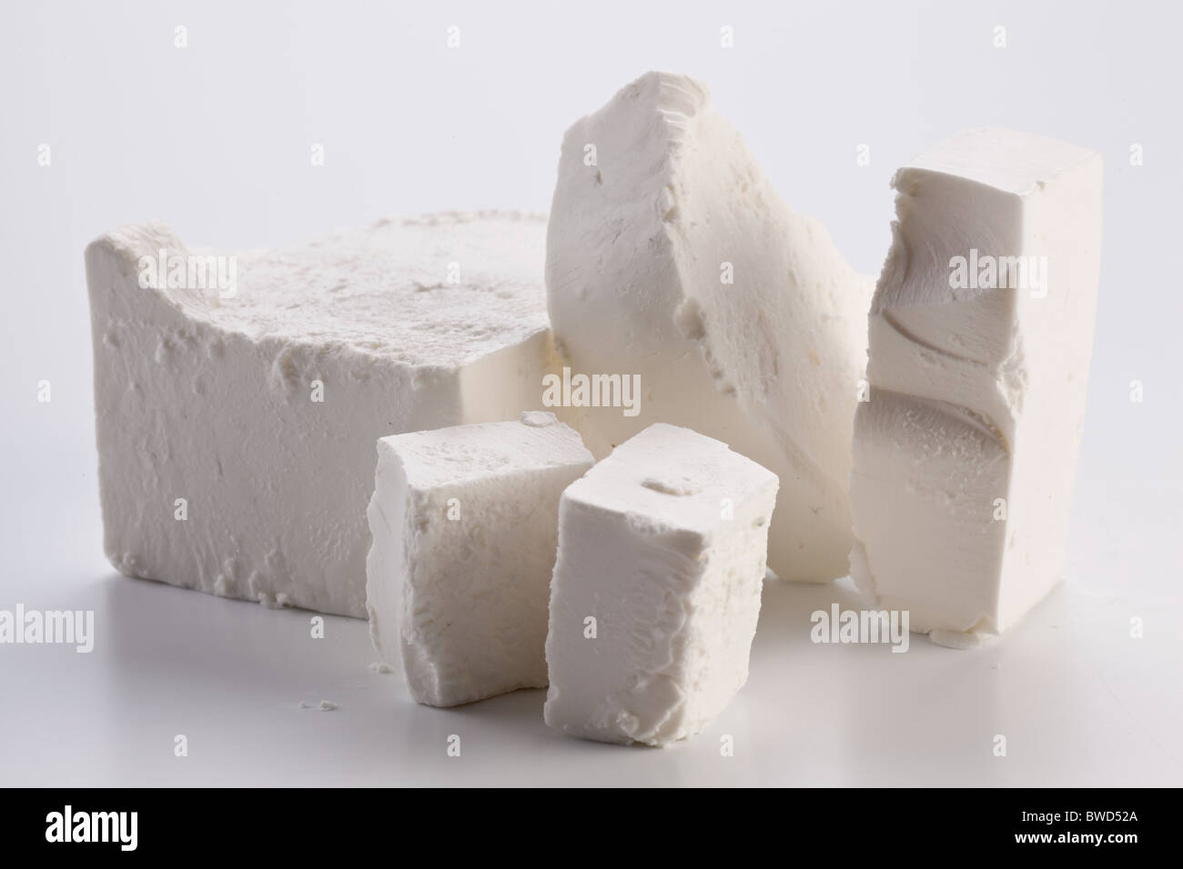 Feta-Käse auf einem weißen Hintergrund. Stockfoto