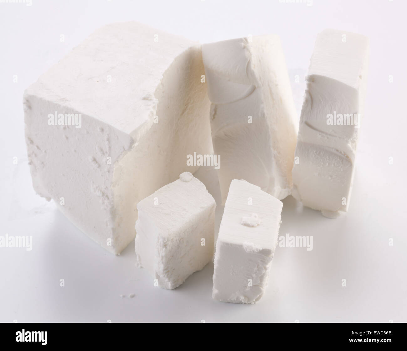 Feta-Käse auf einem weißen Hintergrund. Stockfoto