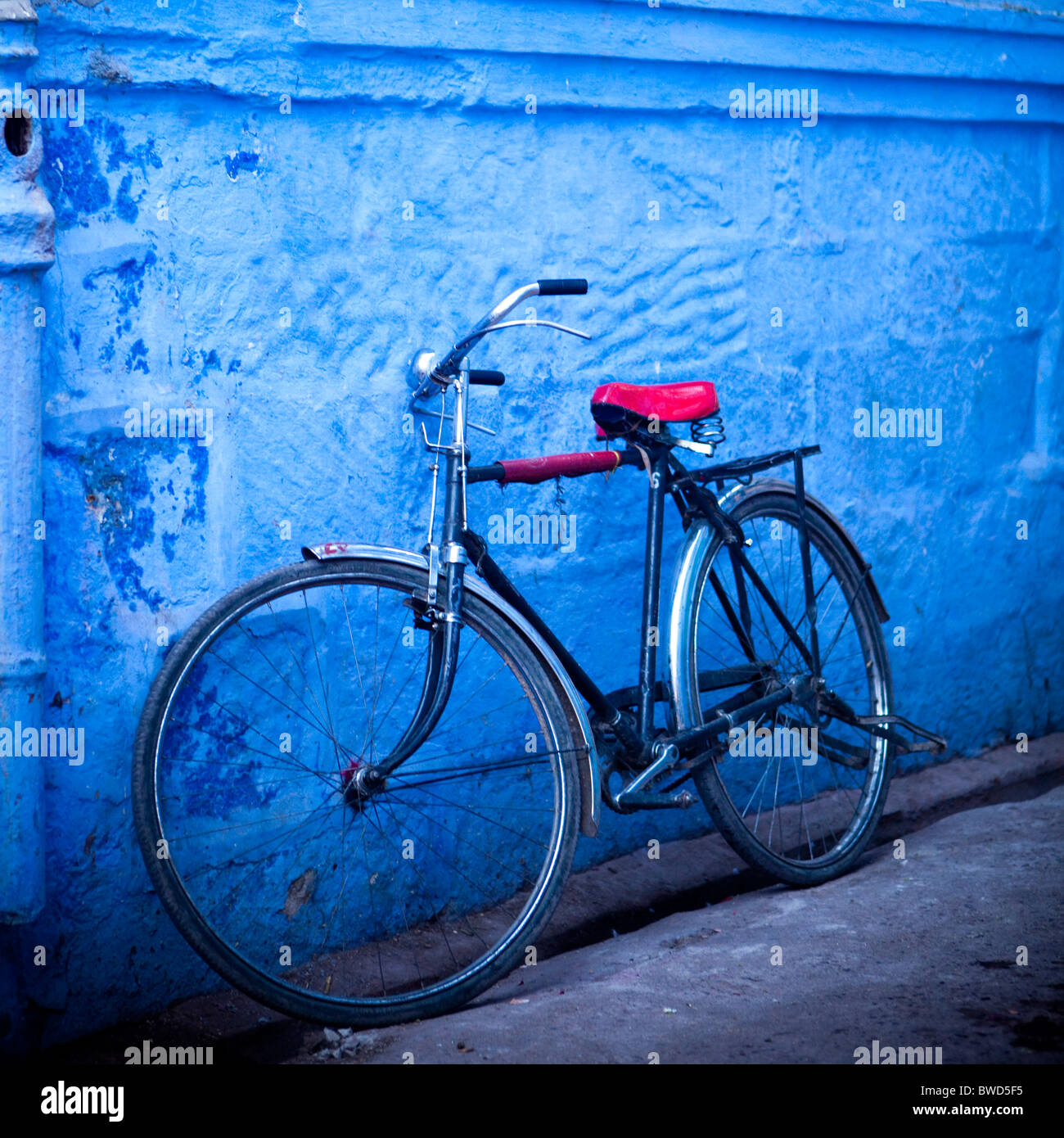 Fahrrad gegen traditionelle blaue Architektur von Jodhpur. Stockfoto
