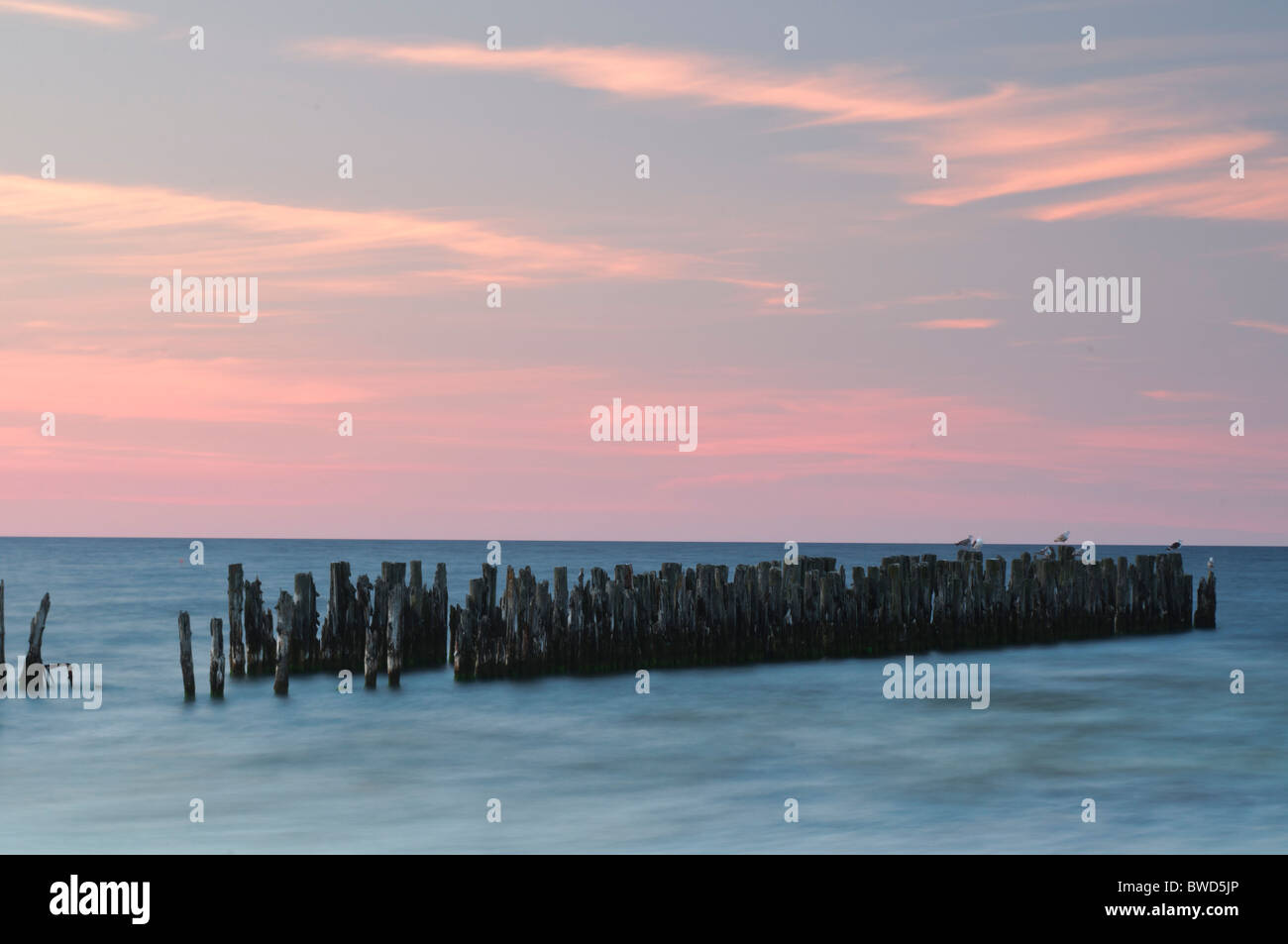 Seelandschaft mit einer alten hölzernen Wellenbrecher Stockfoto