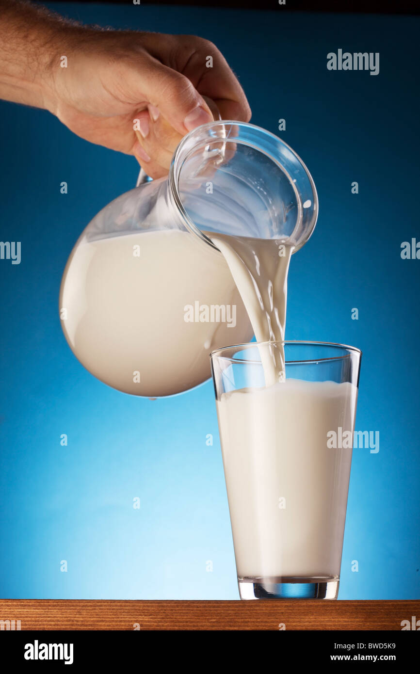Glas und Glas Milch auf blauem Grund. Stockfoto