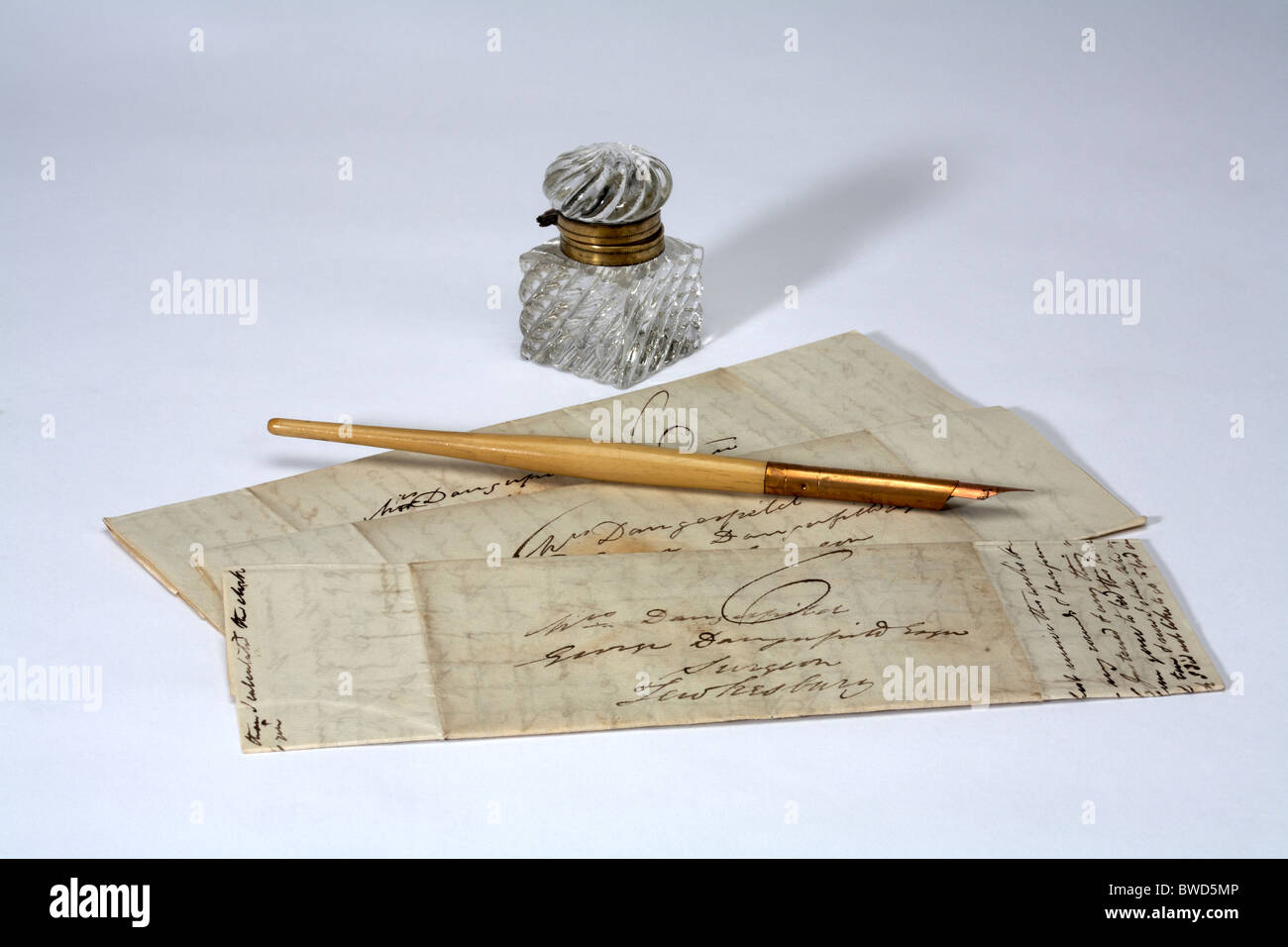 alte Glas Tintenfass Bad Feder Stift und antiken handschriftliche Briefe Stockfoto
