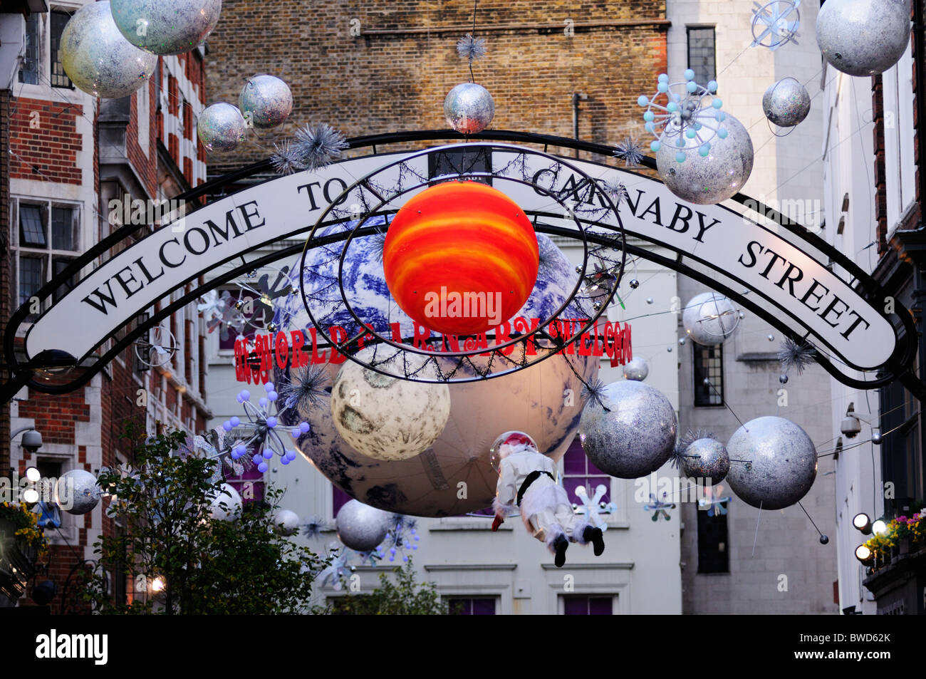 Willkommen Sie im Carnaby Street Zeichen und Weihnachtsschmuck, Carnaby Street, London, England, UK Stockfoto