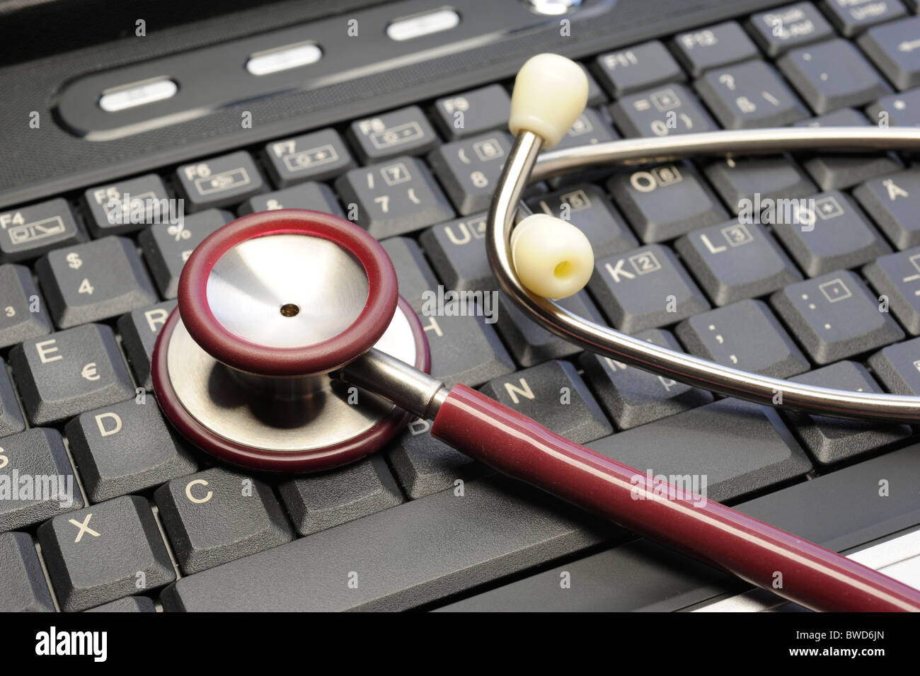 medizinische Stethoskop auf Computer-Tastatur Stockfoto