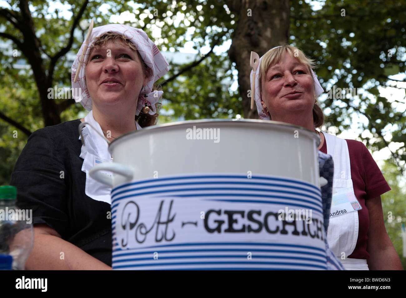 Frau, Kochen auf der deutschen Autobahn A40 in Dortmund, Ruhrgebiet - Stilleben-Event im Sommer 2010 Stockfoto