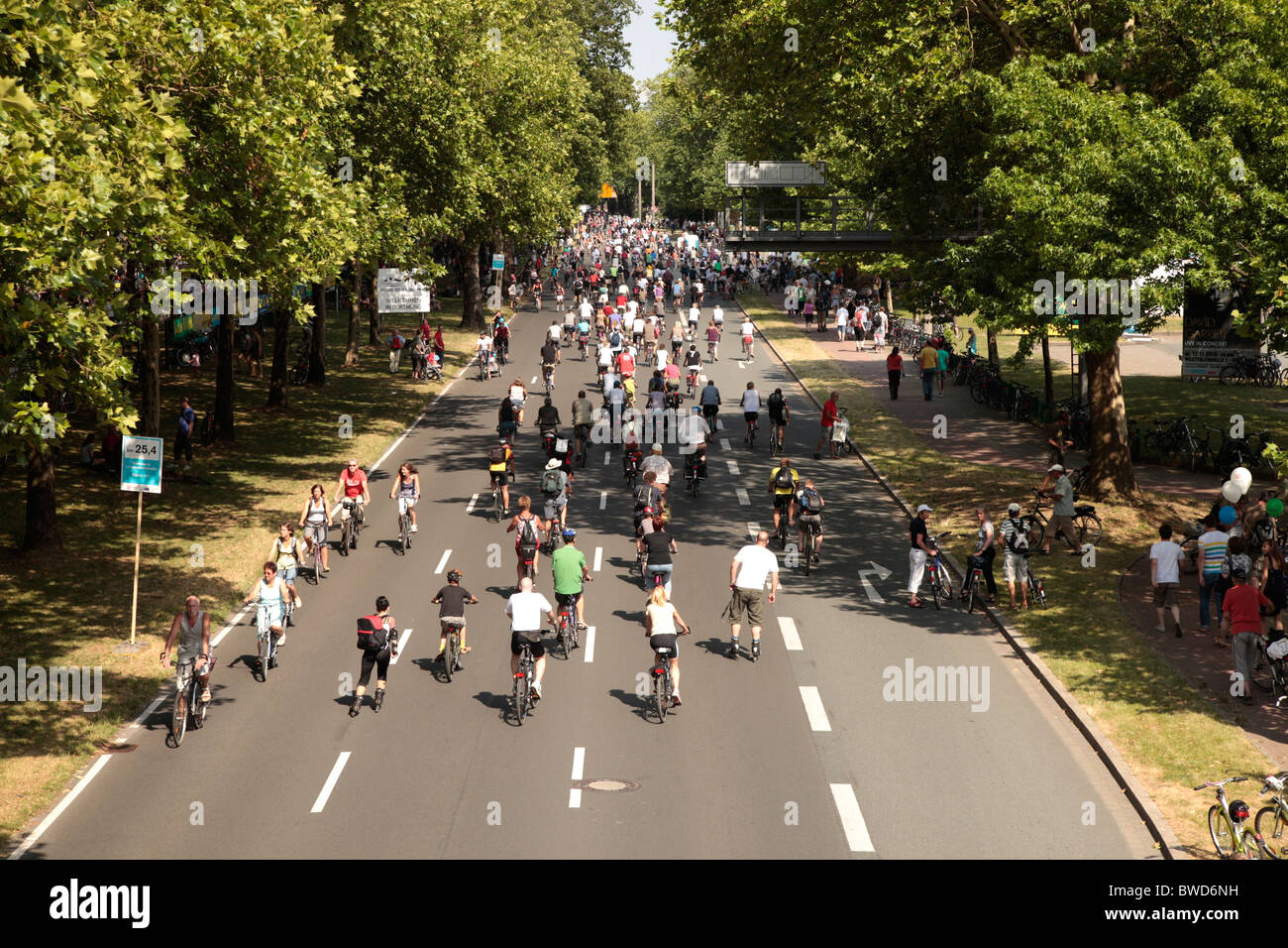 Fahrräder auf der deutschen Autobahn A40 in Dortmund, Ruhrgebiet - Stilleben-Event im Sommer 2010 Stockfoto