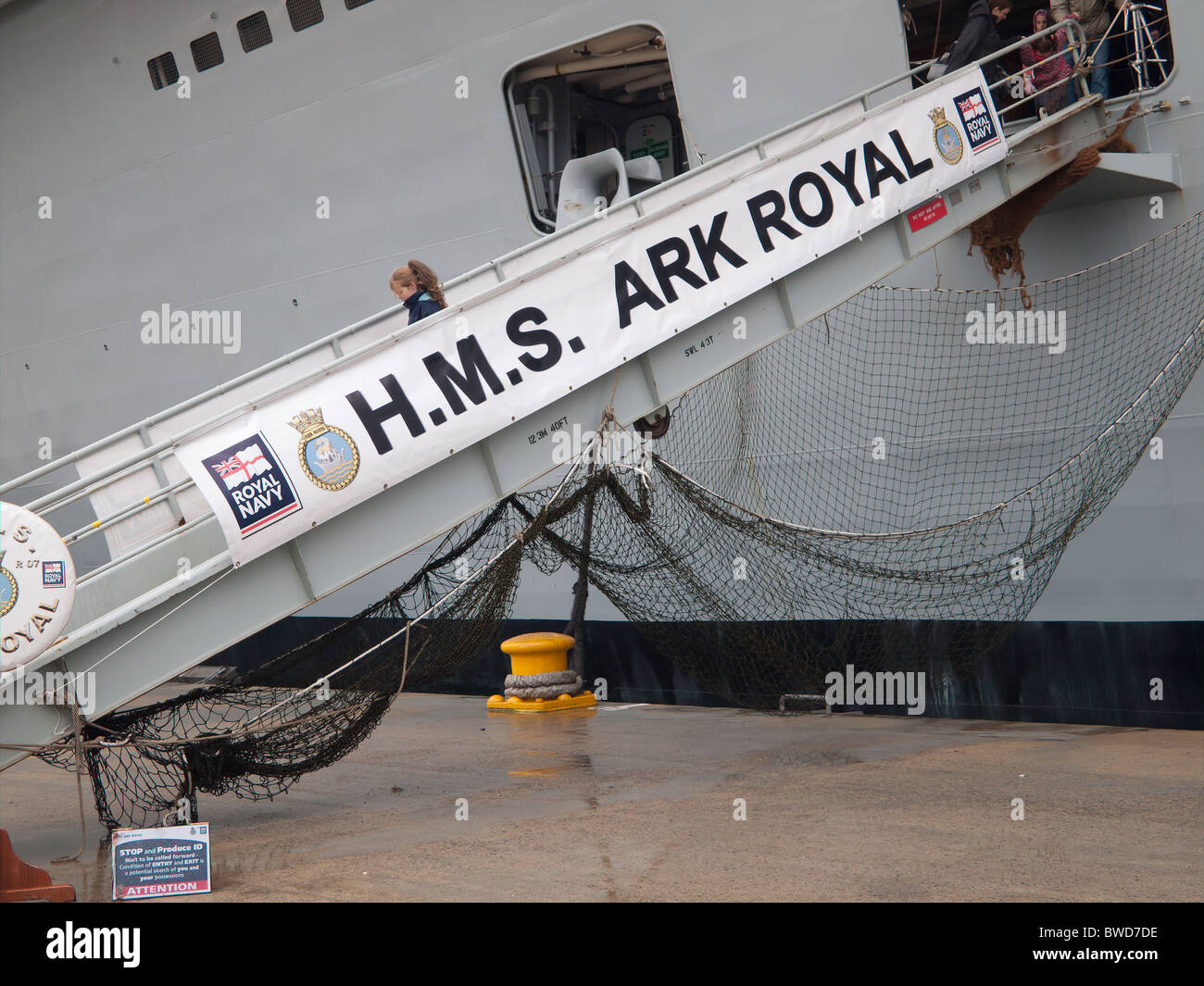 Gangway, Flugzeugträger HMS Ark Royal auf einen Abschied Besuch Tyneside 20. November 2010 Stockfoto
