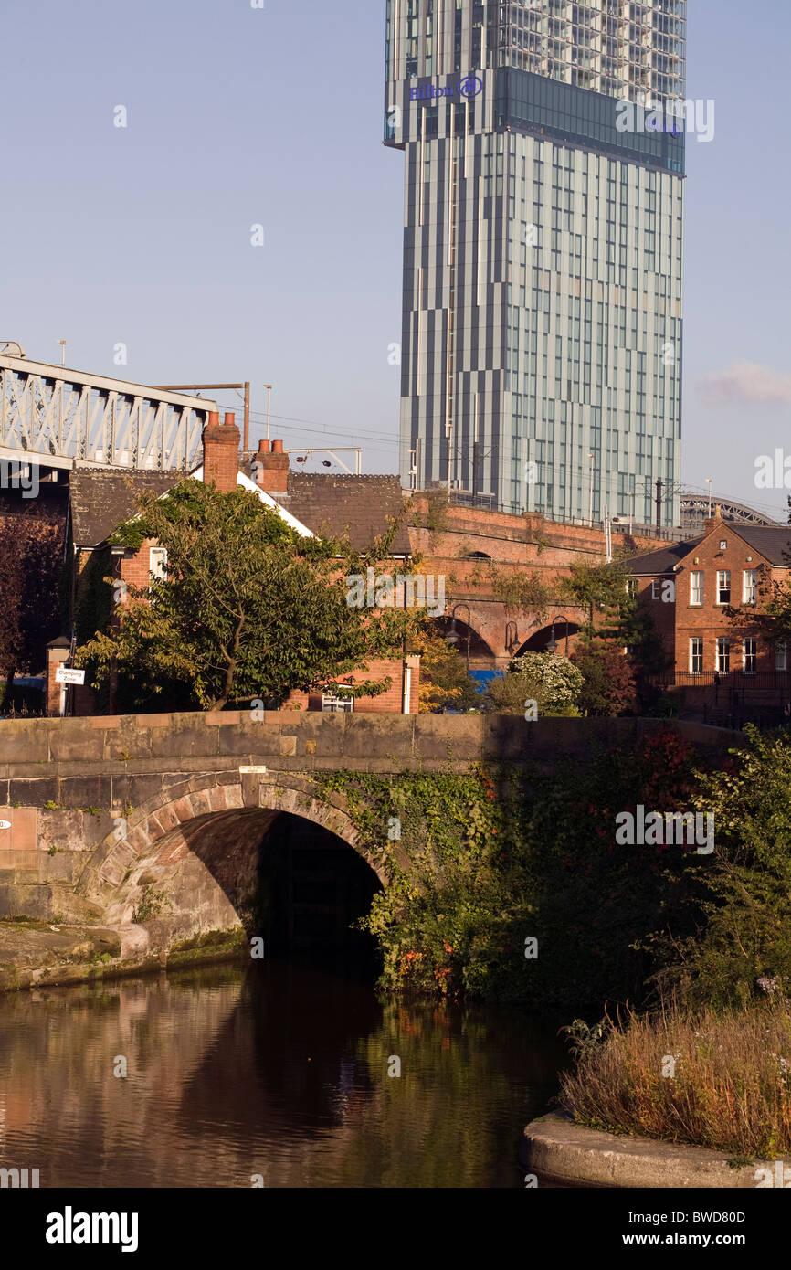 Der Eingang zum The Rochdale Kanal mit der Beetham Tower im Hintergrund Castlefield Canal Basin Manchester England Stockfoto