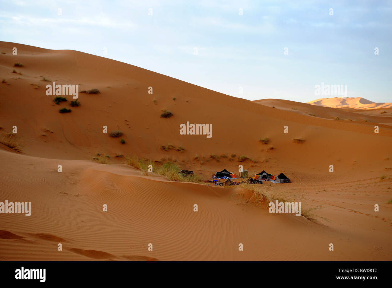 Fernblick über Beduinen-Camp in den Dünen im Erg Chebbi Wüste, Marokko Stockfoto