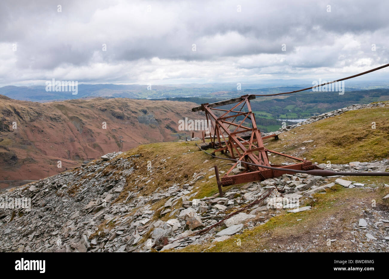 Alte Eisen Funktionsweise über dem Niveau an Coniston Schiefer Minen, Seenplatte, Cumbria UK Stockfoto