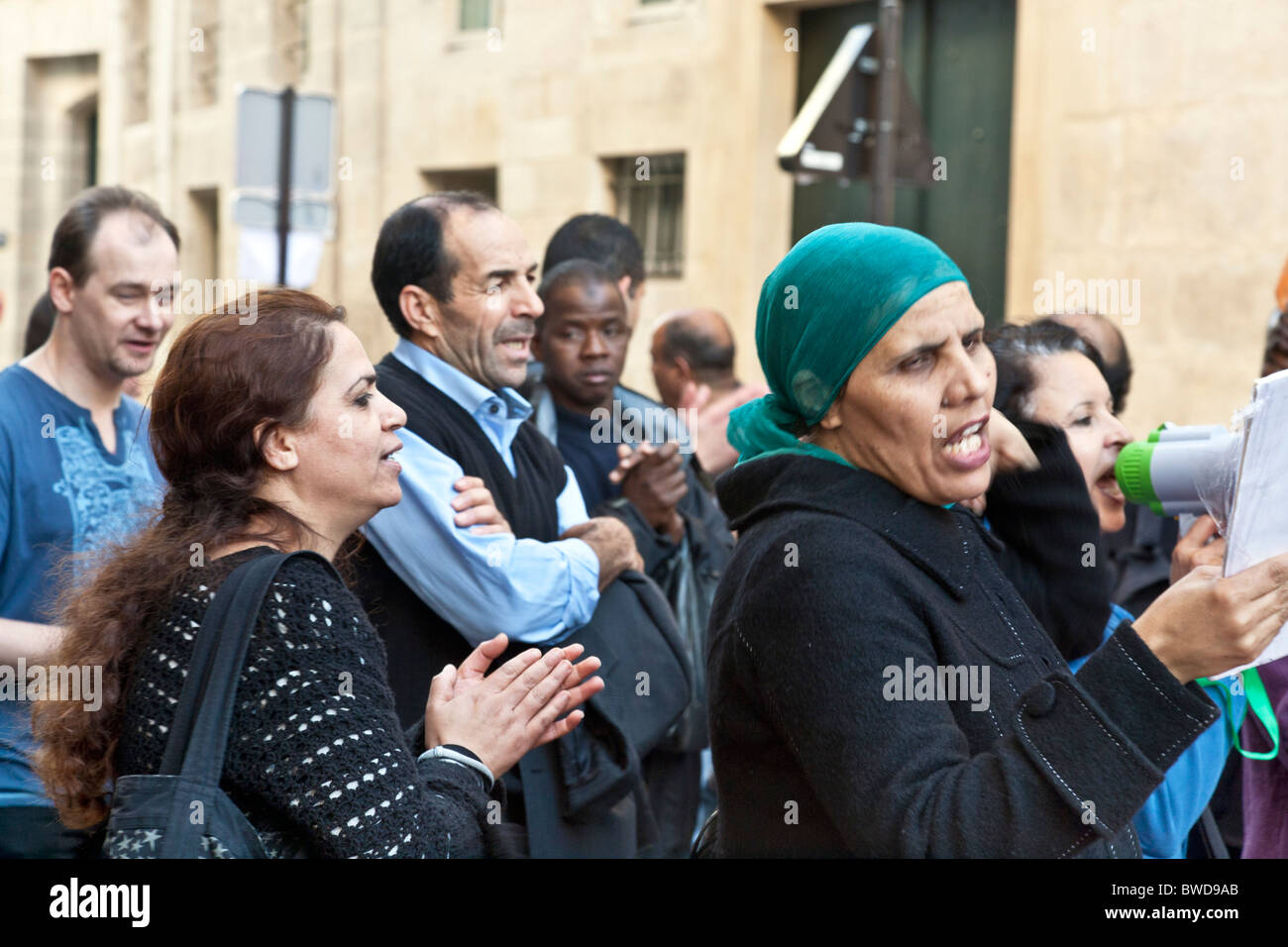 vielfältige multiethnische Gruppe von französischen Schwarzarbeiter sans Papiers in Demonstration der Solidarität durch singen & klatschte Stockfoto