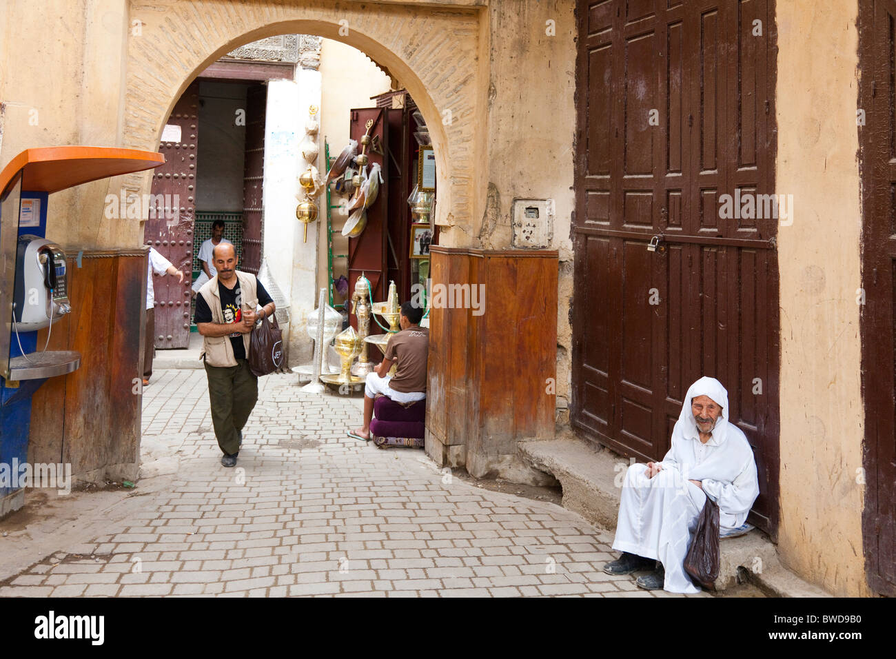 Straße die Aktivitäten im Souk der Medina, der Altstadt von Fes, Marokko. Stockfoto