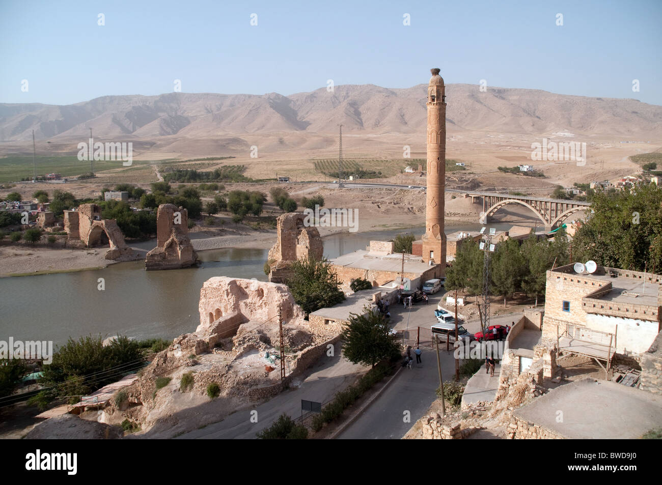 Mit Blick auf den Tigris und den alten kurdischen Dorf von Hasankeyf in der Eastern Anatolia Region, im Südosten der Türkei. Stockfoto