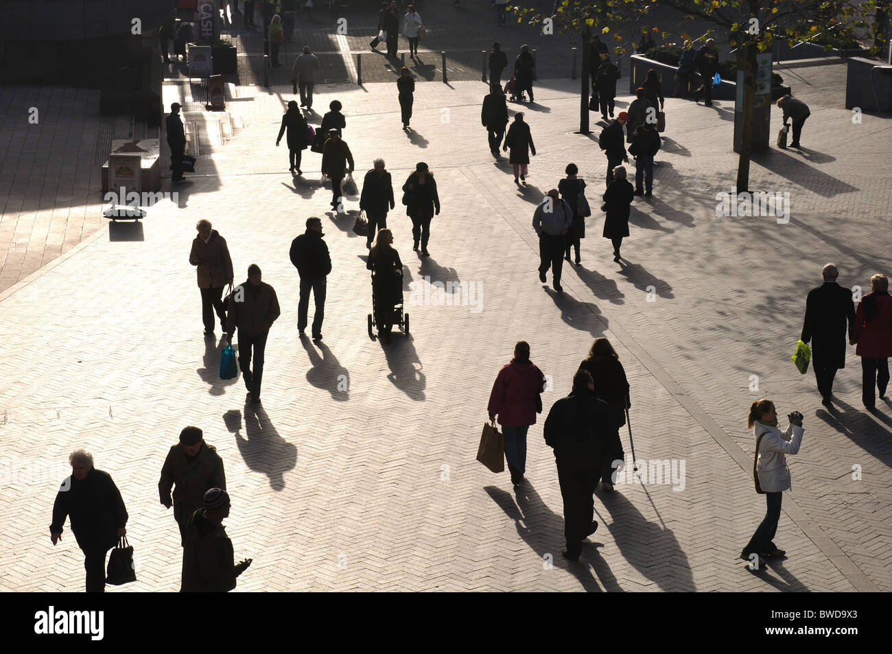 Menschen zu Fuß auf die gepflasterte Fläche in der Stierkampfarena, Birmingham, UK Stockfoto