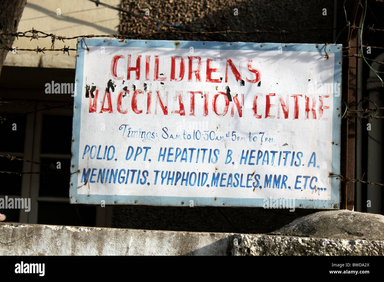 Melden Sie eine Impfung Zentrum in Indien zeigt die Erkrankungen, die behandelt werden sollen Stockfoto