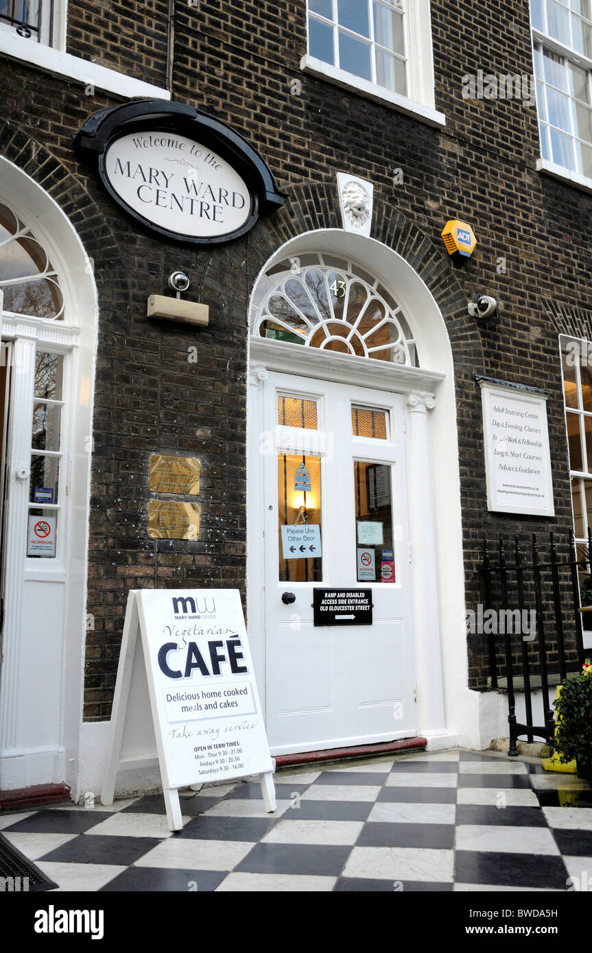 Eingang zum Mary Ward Centre und dem Café Queen Square Bloomsbury London England UK Stockfoto