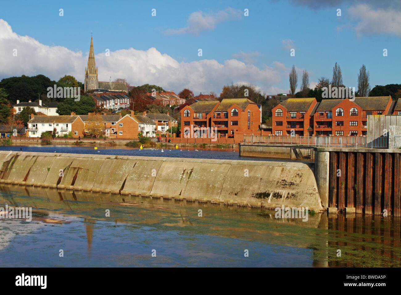 Karottenhosenträger Wehr Flut Verteidigung System, Exeter, Devon, England Stockfoto