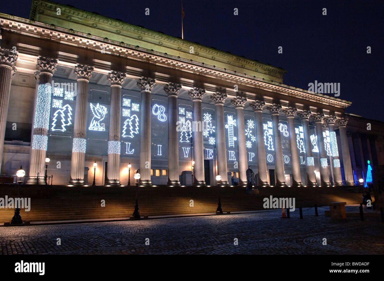 St Georges Hall mit Weihnachtsbeleuchtung in der Nacht befindet sich in Liverpool. Stockfoto