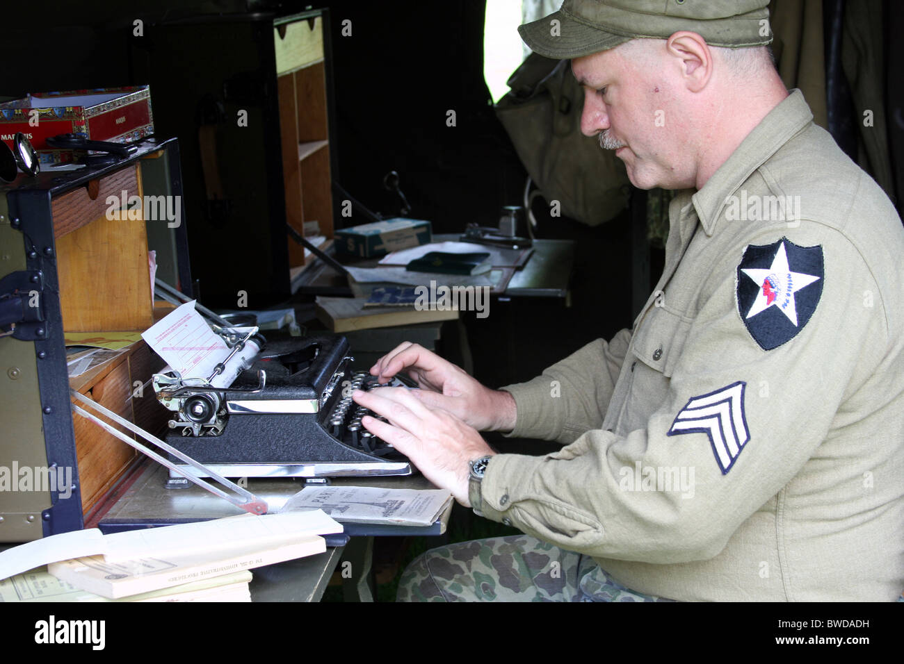 Ein zweiter Weltkrieg Schreiber Reenactor ein Formular auf einer manuellen Schreibmaschine tippen Stockfoto