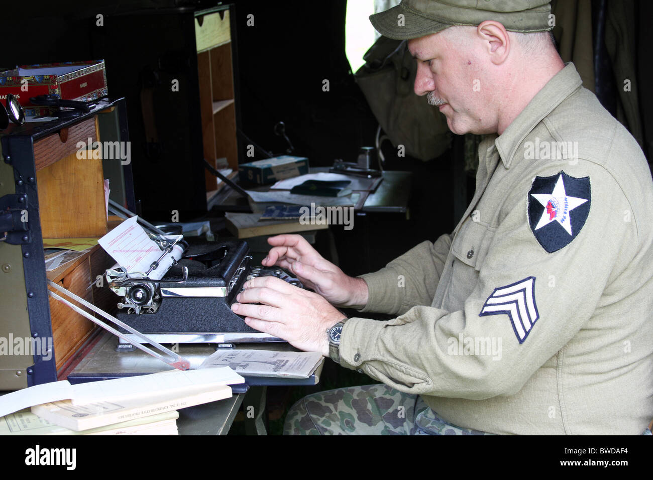 gA Weltkrieg Schreiber Reenactor ein Formular auf einer manuellen Schreibmaschine tippen Stockfoto