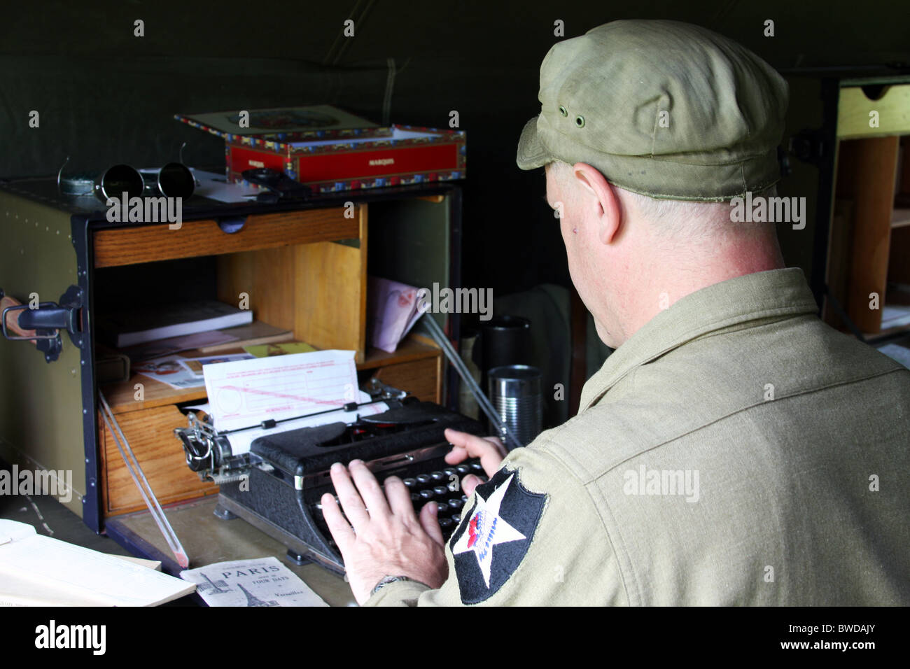 Ein zweiter Weltkrieg Schreiber Re Enactor ein Formular auf einer manuellen Schreibmaschine tippen Stockfoto