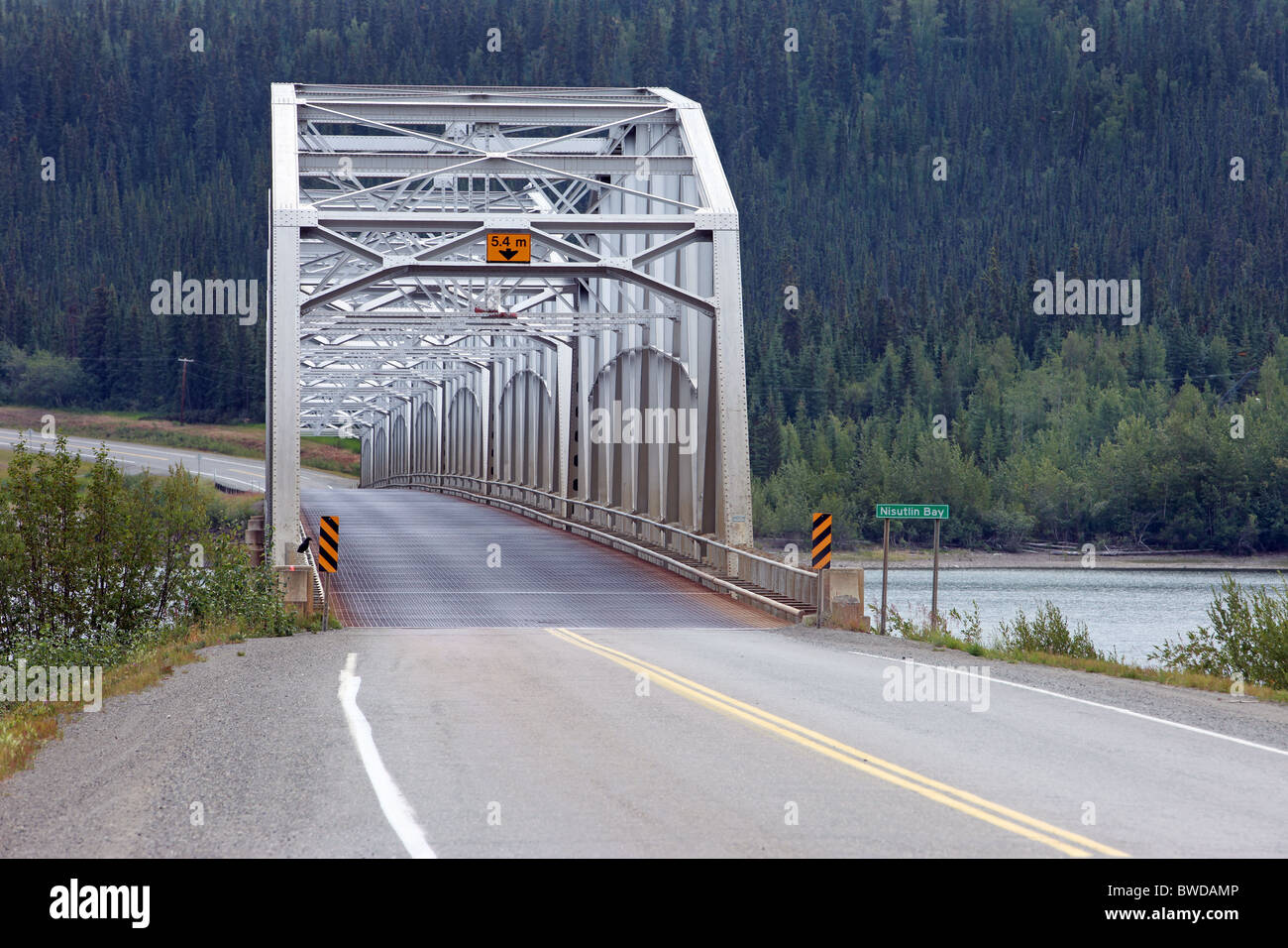 Stahlbrücke über den Fluss am Alaska Highway. Stockfoto